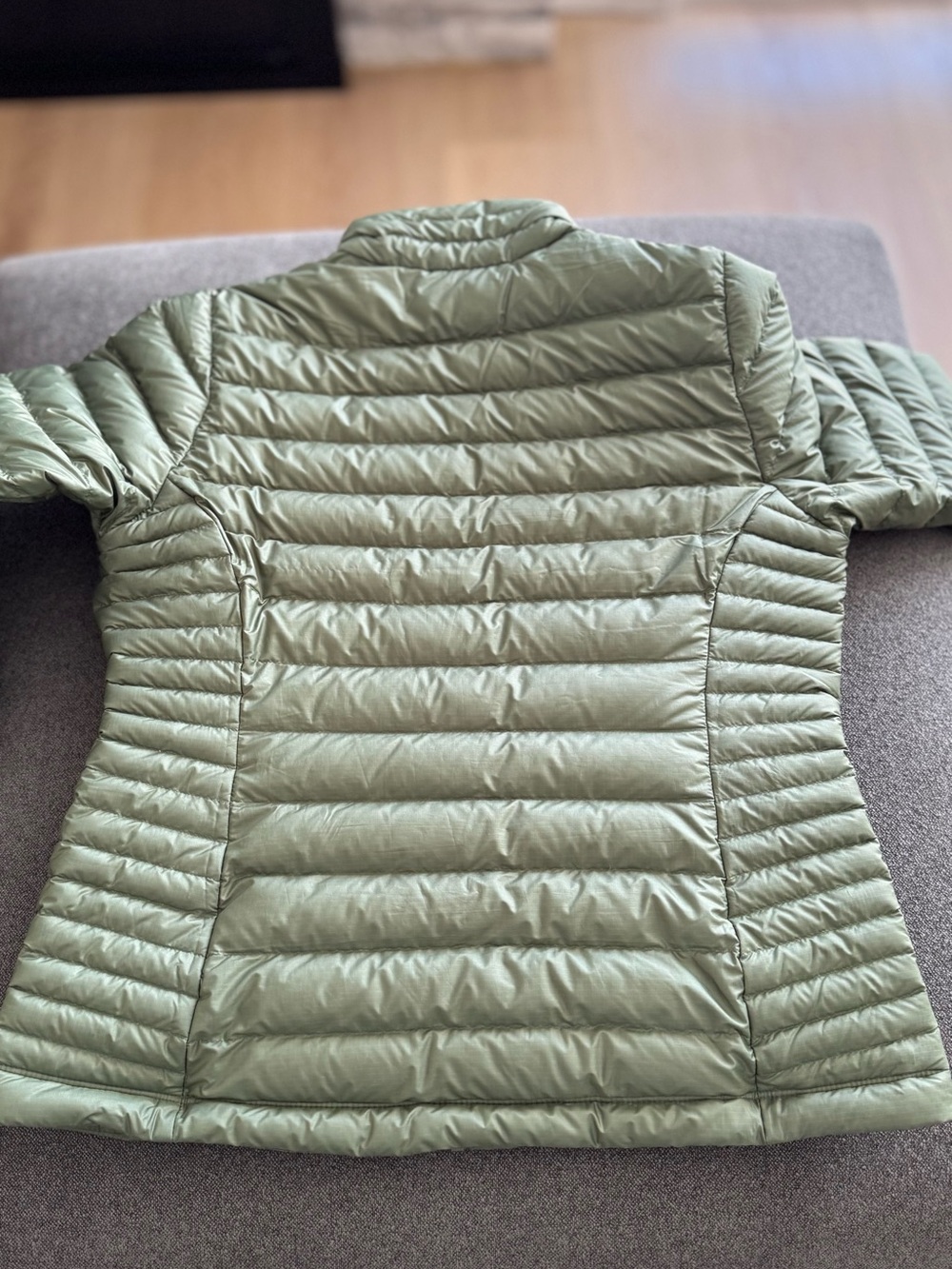 Patagonia Lightweight Puffer Jacket in Sage - Picture 5 of 9